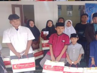 Wujud Syukur Berdirinya Tinta Merah Net, Pemred Reynaldi Santuni Anak Yatim