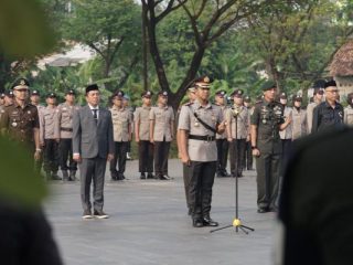 Jelang HUT Bhayangkara ke-80, Forkopimda Karawang Ziarah dan Tabur Bunga di TMP Pancawati