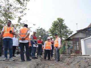Bupati Aep Tinjau Program Rulahu di Kutawaluya, Pastikan Bantuan Tepat Sasaran