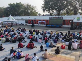 Hari Pertama Nobar Juara, Warga Karawang Padati Lapang Karangpawitan